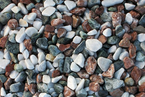 Kamenclub.ru: Мраморная крошка (щебень галтованный микс:: серый-зеленый-розовый) фр.10-20 мм.  купить в Тюмени мрамор серый, зеленый, розовый щебень окатанный округлый декоративный ландшафтный 15500 руб/т   фото КАМЕНЬ КЛУБ