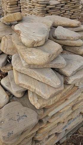 Kamenclub.ru: Песчаник пластушка галтованный желтый с рисунком (3 см)  купить в Тюмени плитняк - пластушка желтый песчаник 21000 руб/м3   фото КАМЕНЬ КЛУБ